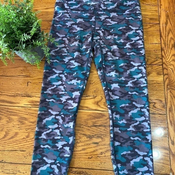 Fabletics Lima Capri Leggings in Camo Size… - Picture 2 of 9